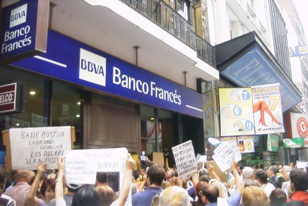Buenos_Aires_-_Manifestación_contra_el_Corralito_-_20020206-17