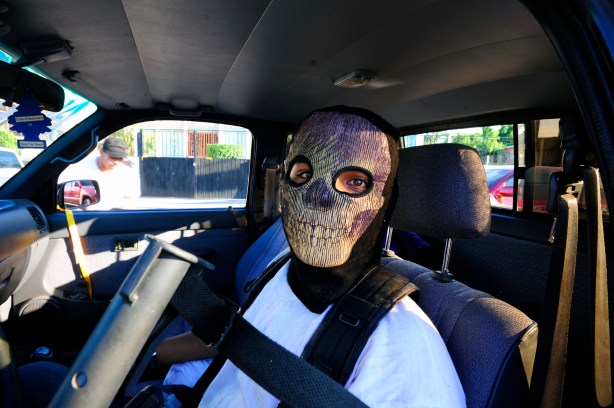 A member of the citizens' Self-Protection Police guards at the Municipal Palace of Nueva Italia community in Michoacan State, Mexico, on January 12, 2014. The Mexican government deployed hundreds of forces after several attacks to the federal policemen occurred in villages of western Michoacan state. AFP PHOTO / ALFREDO ESTRELLA